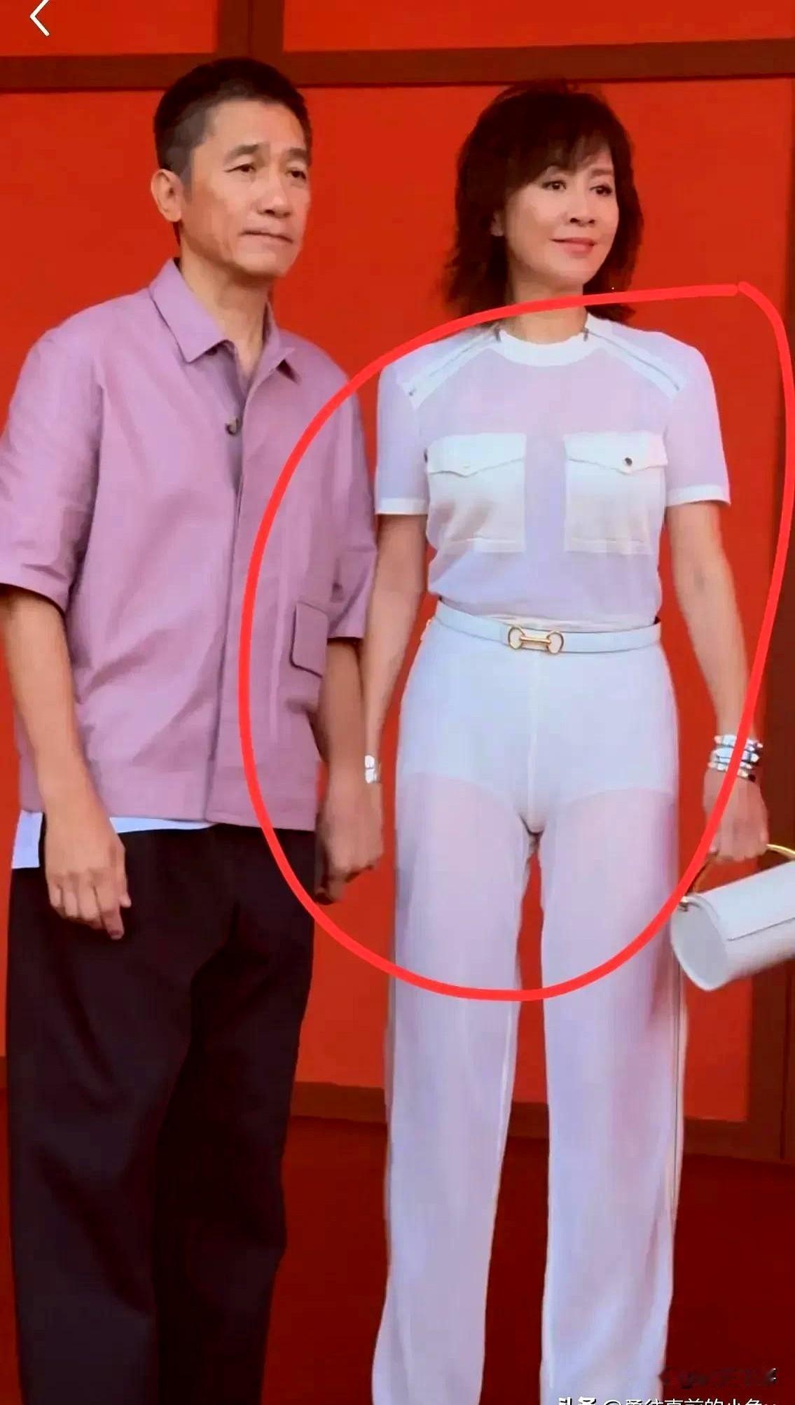刘嘉玲估计都尴尬的快要脚趾扣地了她也没想到事情会演变成为这样。这次秀场造