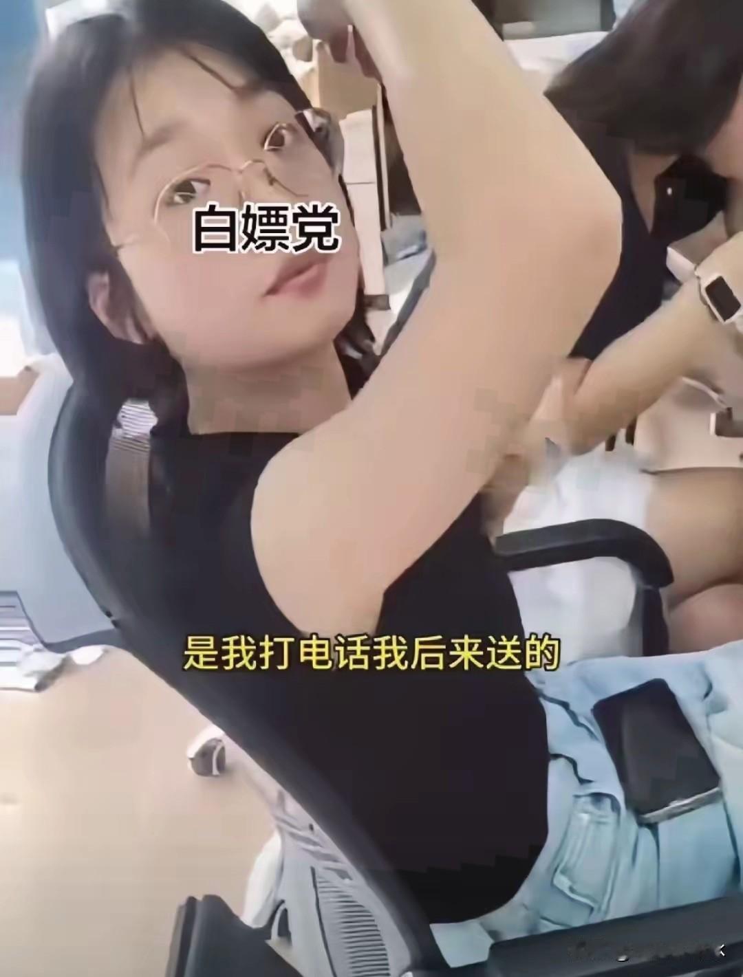 杭州这事儿真是让人看呆了，为了那几十块钱的外卖，居然能把路走得这么死。这女的