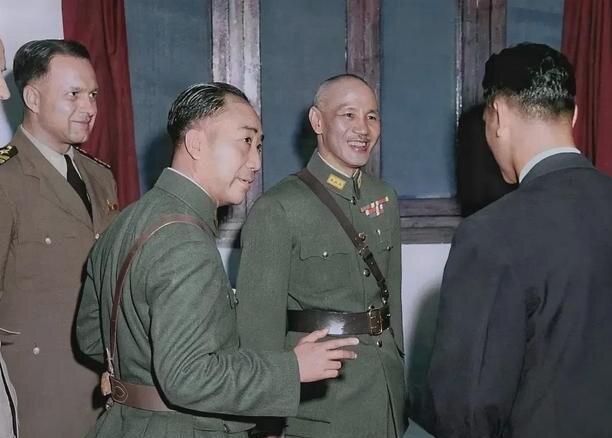 1945年12月，戴笠在北平邀请五十个汉奸吃饭，待众人到齐后，戴笠说：现在公布逮