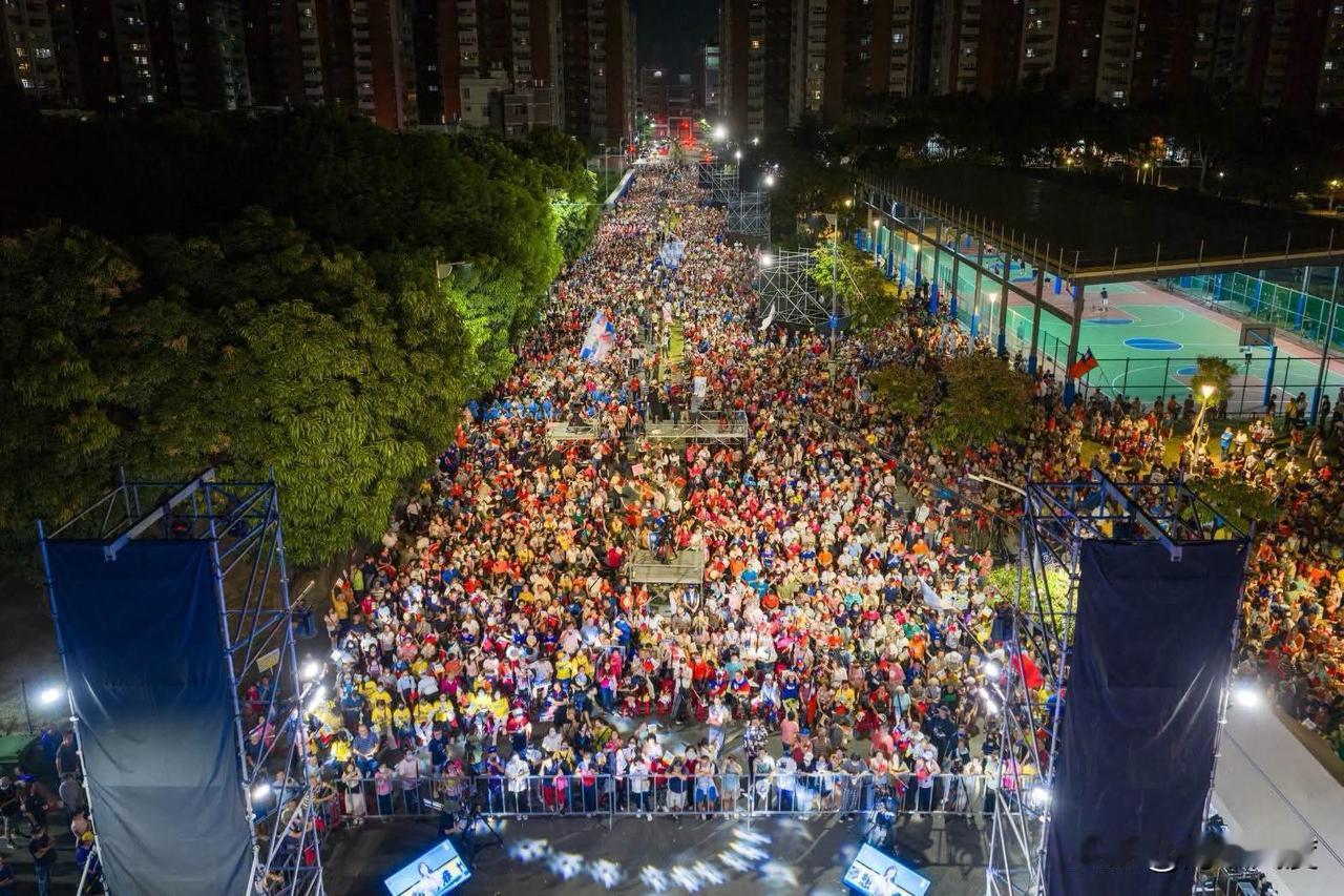 柯志恩学到了，冈山大造势比照沈伯洋标准，不选宽体场，搞个一字长蛇阵，一眼望不到尽