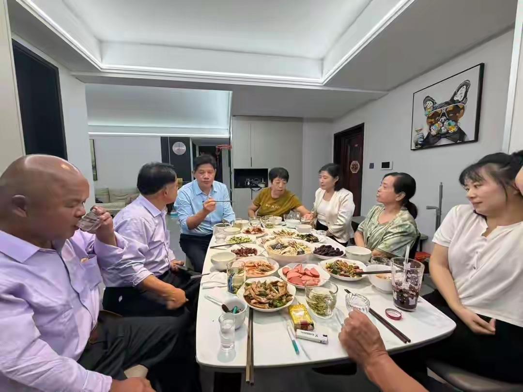 山东日照，寻亲成功的王先生，迎来了从海宁赶来的二哥等亲人，欢迎的家宴曝光，网友纷
