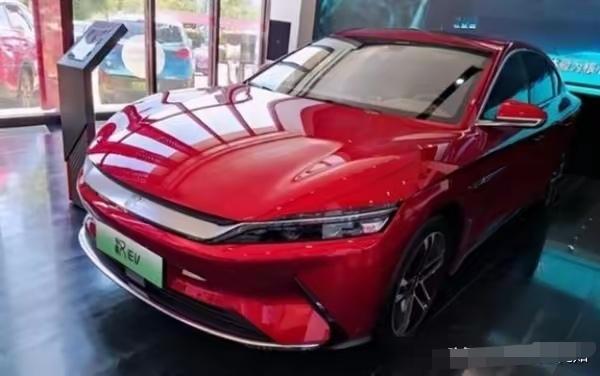 比亚迪把压箱底的专利白送出去了。不是卖，是白送。丰田、福特、蔚来全在排队用。