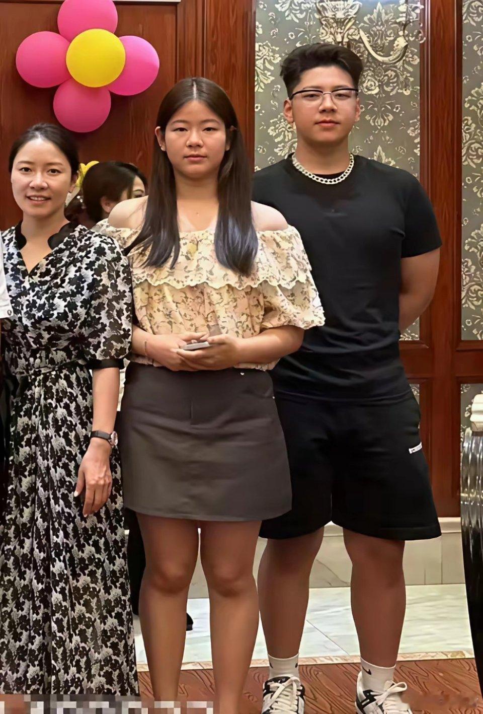 郭涛一家现身阿那亚，14岁女儿身高近180cm，与哥哥石头共用一张脸​​​