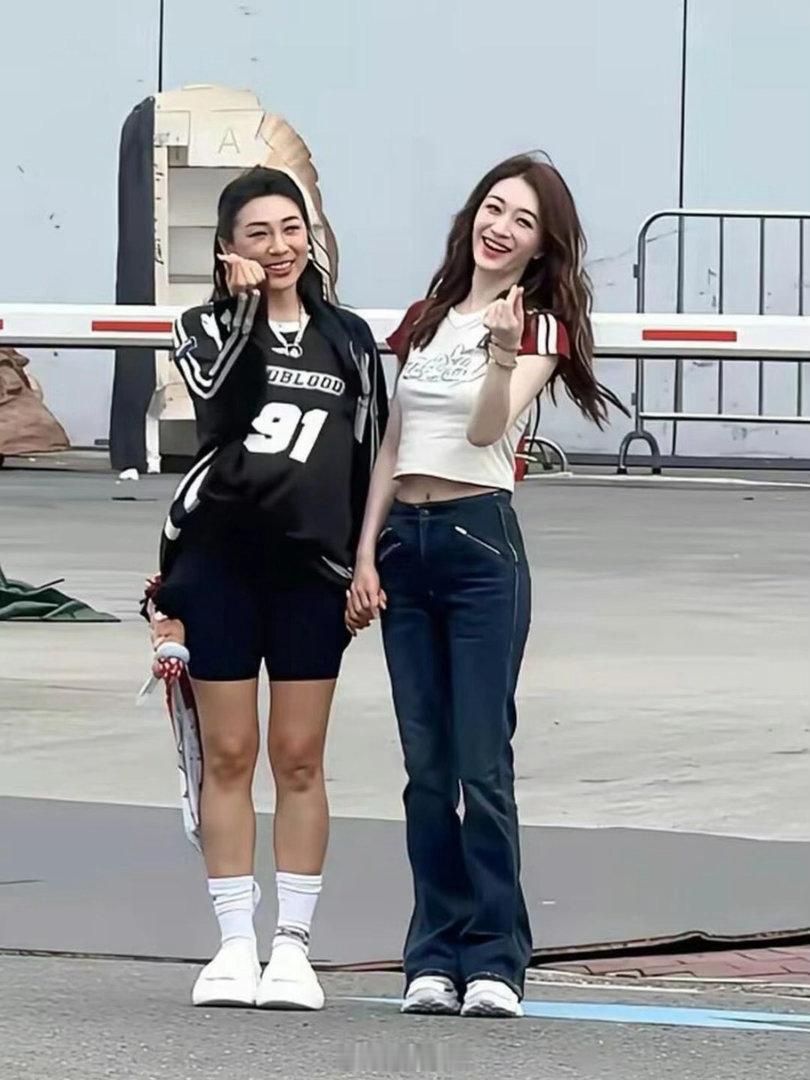 难怪说李小冉是大美人，50岁穿白T像学生