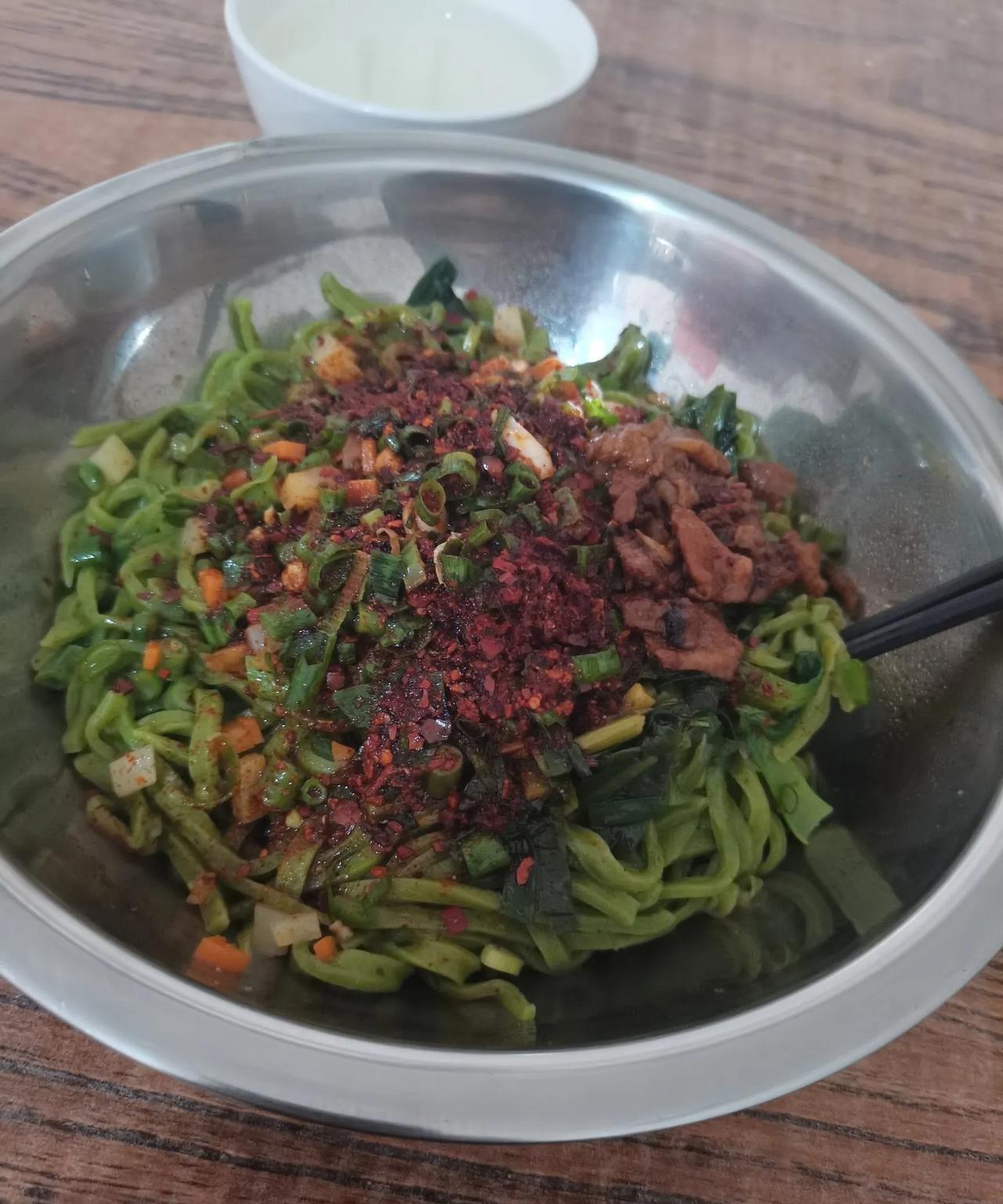 #你更喜欢河南面食还是陕西面食#陕西面食最具代表性的是油泼面，而油泼面又分了好