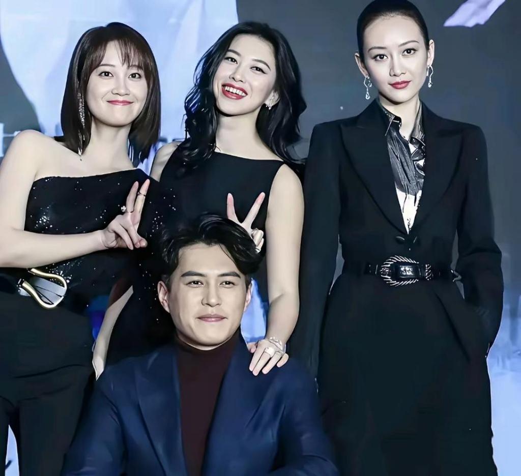 这组合绝了，各自发光又莫名和谐。颜值气质又双重暴击。靳东C位镇场！王鸥冷艳蓝