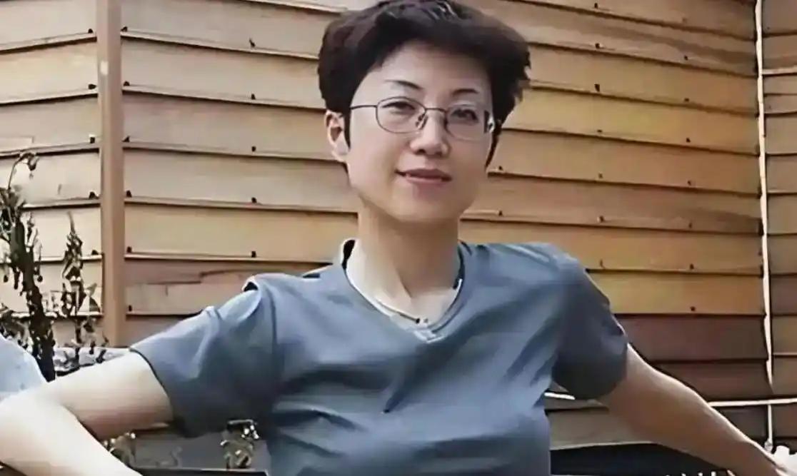 拥有美国绿卡的华人女子高瞻，趁着空闲带着丈夫和年仅5岁的孩子回国探亲，全程看似是