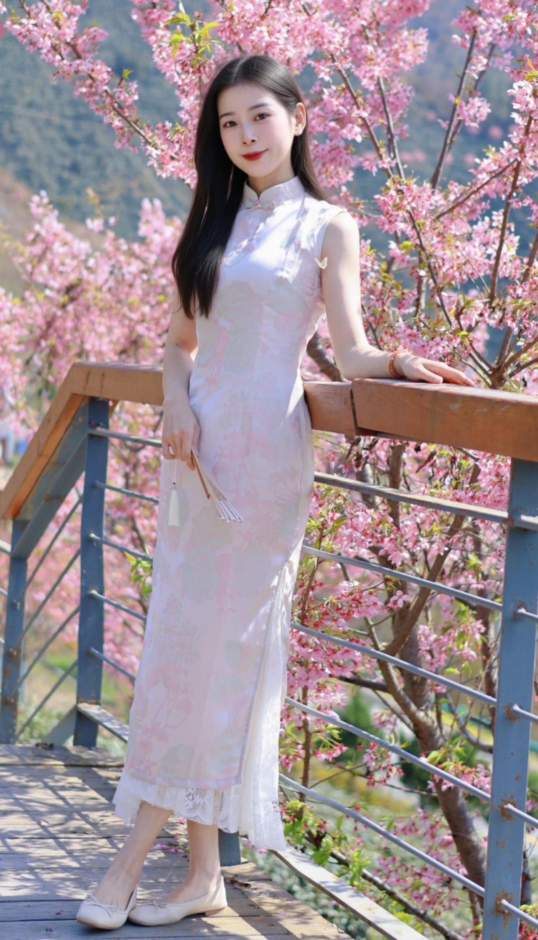 樱花树下，一袭白裙，优雅动人。