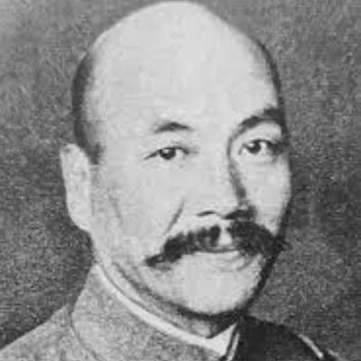 1942年，中国炮兵正在擦拭炮弹，见炮弹受潮，一个炮兵提议："让我打一炮吧！"这