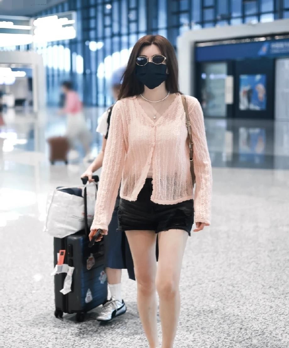 陈妍希机场那组生图一出来，评论区又炸了——“小圆脸怎么还这么显小”。其实她自己在《我家那闺女2026