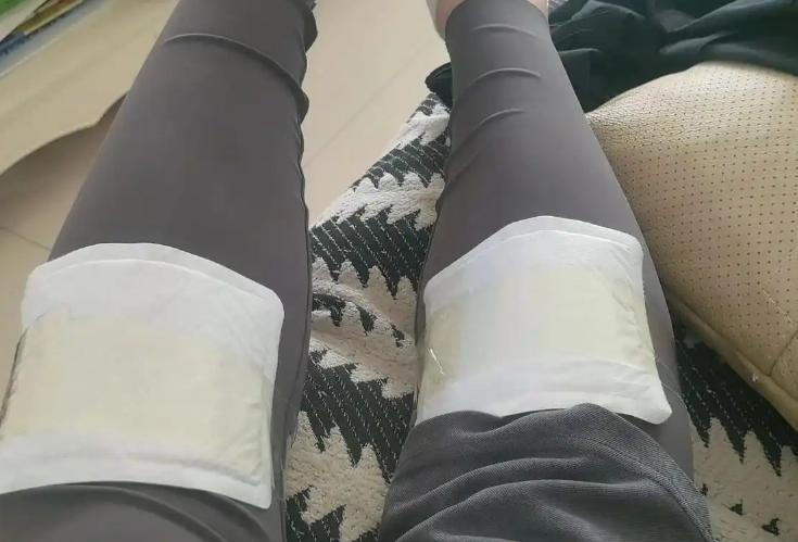 “悲剧还是发生了！”近日，湖南长沙，一男子为了缓解膝盖疼，将“暖宝宝”直接贴在膝