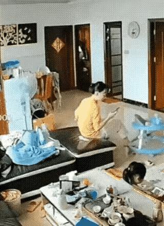 这是在抱着娃找娃吗[捂脸哭][捂脸哭][捂脸哭]