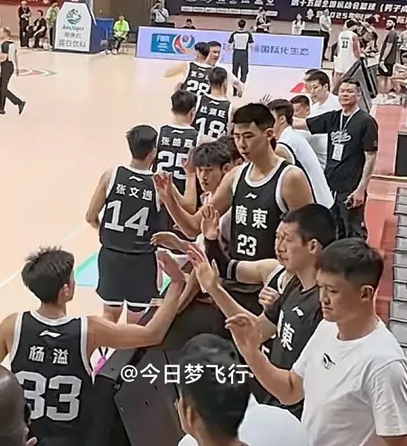 广东队今晚有两场比赛！今晩19时45分，东莞FIBA国际团结杯赛，广东全运男篮