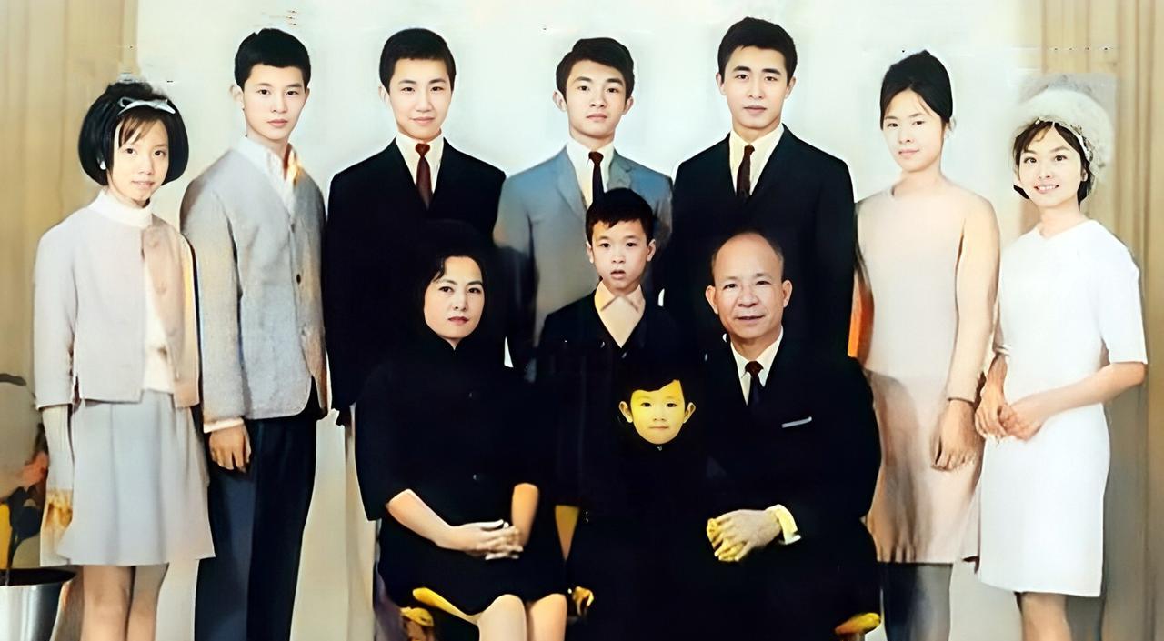 这是香港富豪罗鹰石夫妇与自己的九个孩子。罗鹰石不仅是一位商业奇才，还是一位好丈夫