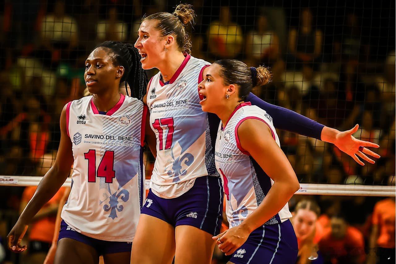 【女排世俱杯】A组，意大利斯坎迪奇3-0零封巴西奥萨斯科赢两连胜晋级半决赛（31