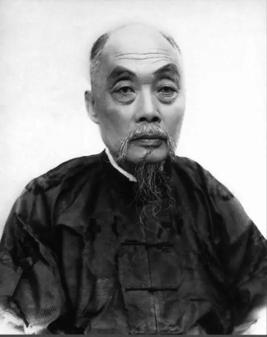 张謇为了生儿子，连续纳了两个小妾，可是没有一个肚子争气的。原配夫人徐氏安慰他说：