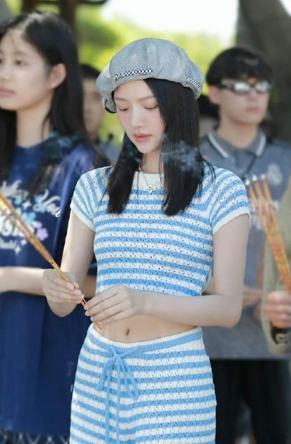任敏新电影开机，当天她身穿条纹针织套装好美，人又瘦又白，妥妥的电影脸。