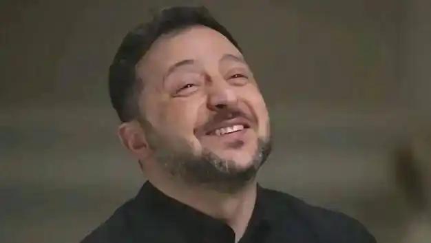 一句“仅此而已”藏尽委屈与强硬！被骂独裁，泽连斯基为何只敢笑着反驳？特