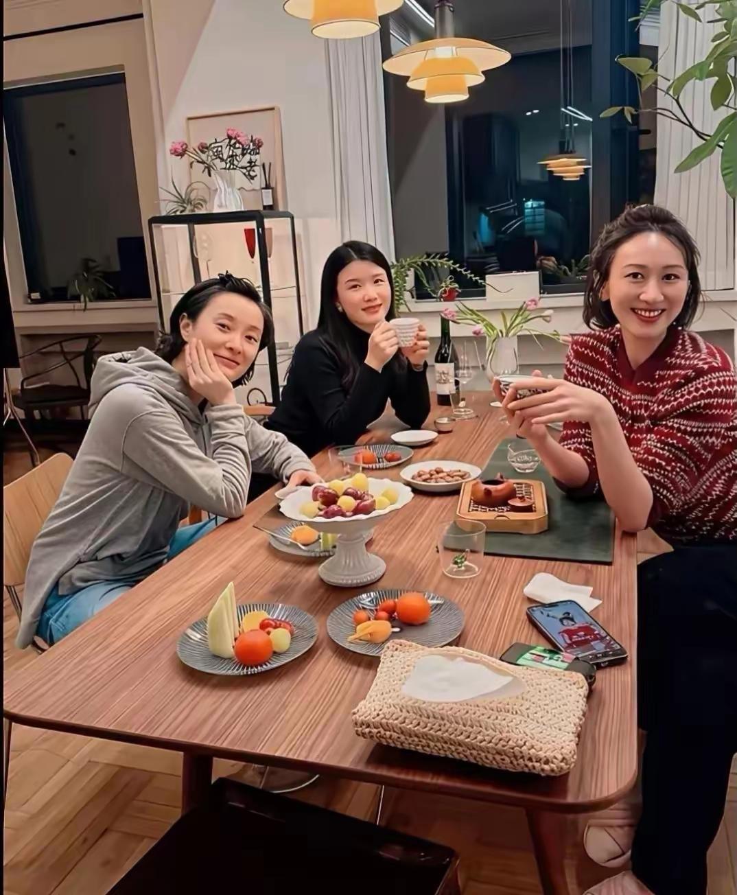 吴越请了两个著名的好闺蜜来家里做客，没想到差点翻车了！说好的就是来家里随便坐坐，