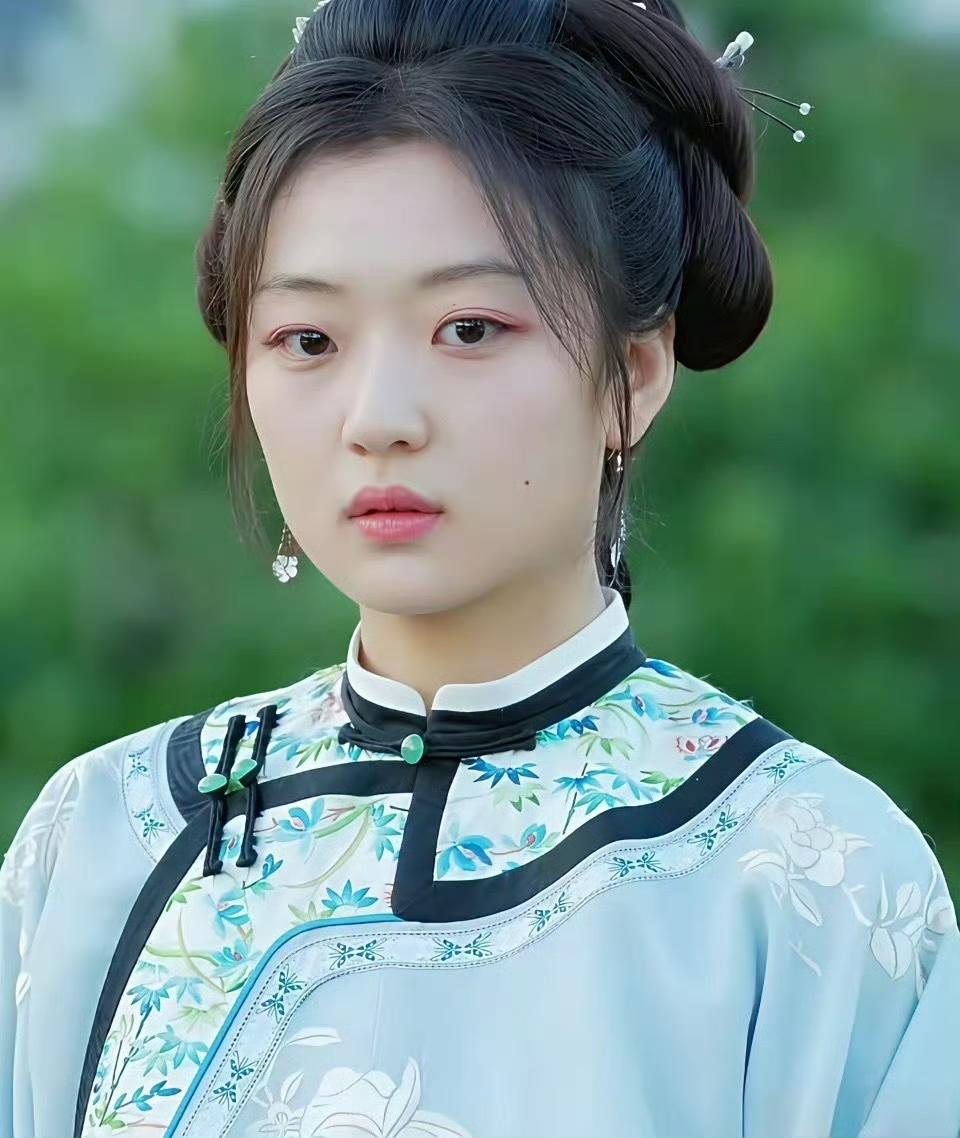 不得不说，孙千真是太清醒了！内娱最不适合演古装剧的就是她，方圆脸加上阔面脸，