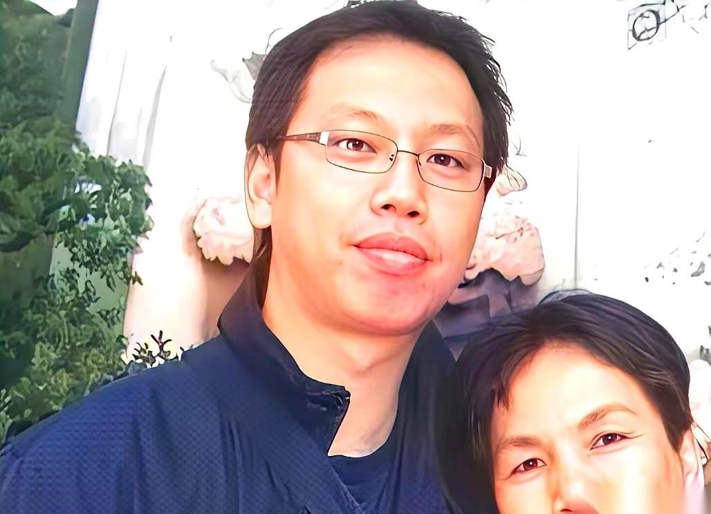 一个背着200万烂账、被渣男老公卷光家底的绝望女人，大雨夜躲进一间破车库，撞见个