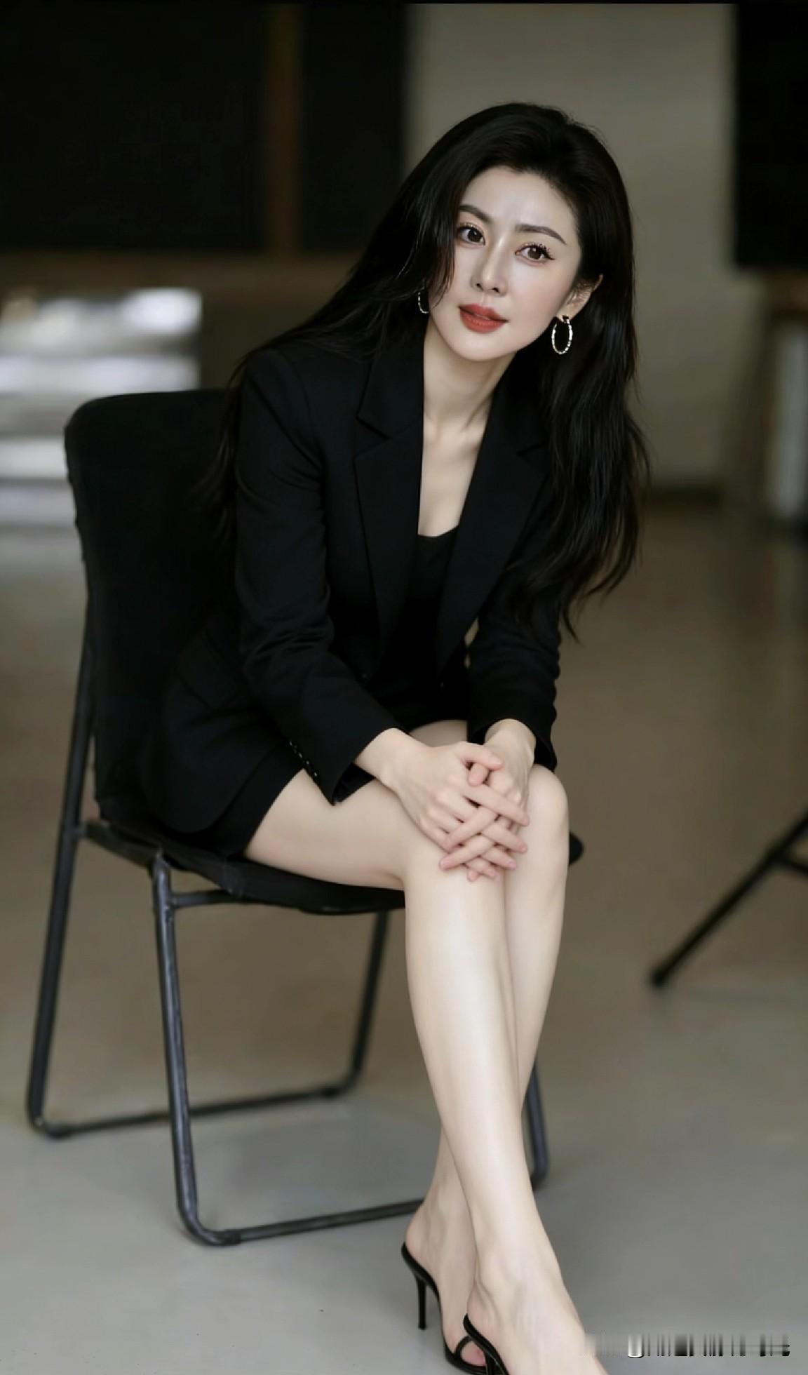 职业装女生怎样穿得漂亮又不网红气呢红唇氛围感写真