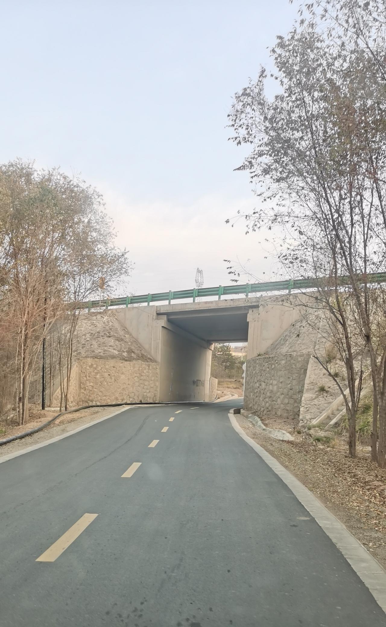 今天早上走了一下曹家堡机场到河湟新区的便道，感觉眼前一亮。这段路我以前走了两三年