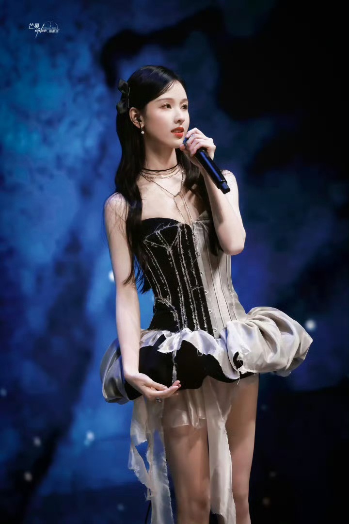 这都几年前的衣服了，还有啥好撞的…不过嘟嘟这个身材也太女团了，完全门面