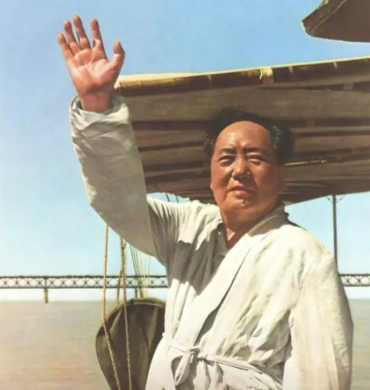 1957年，毛主席在青岛游泳过后患上重感冒，西药治疗效果不好，于是求助一位老中医