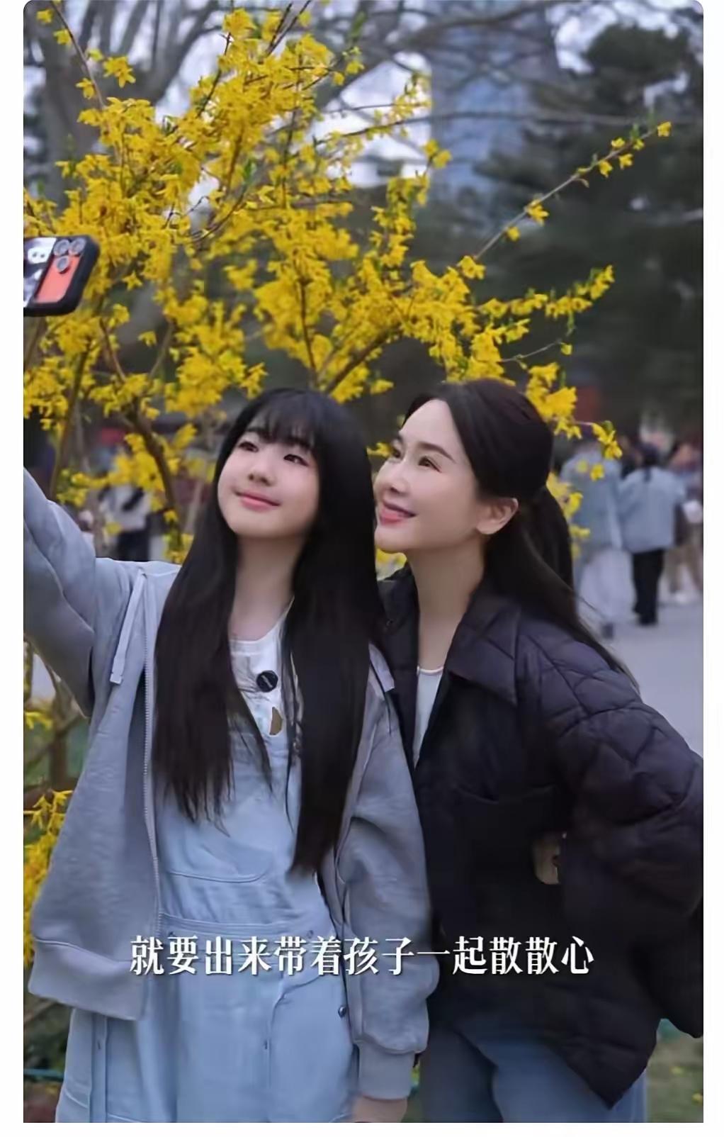 左小青母子假期出游，母女同框画面太养眼了！照片中的左小青身穿黑色外套，内搭白色