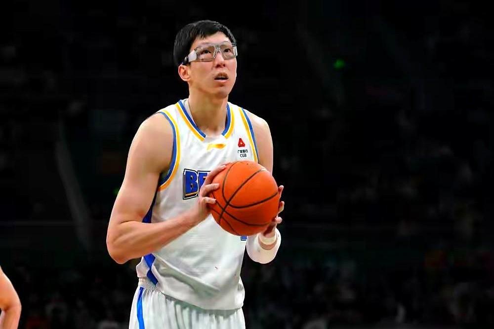 周琦全场罚球8中0！这比赛输得太憋屈了。最后20.6秒，落后1分，周琦站上罚