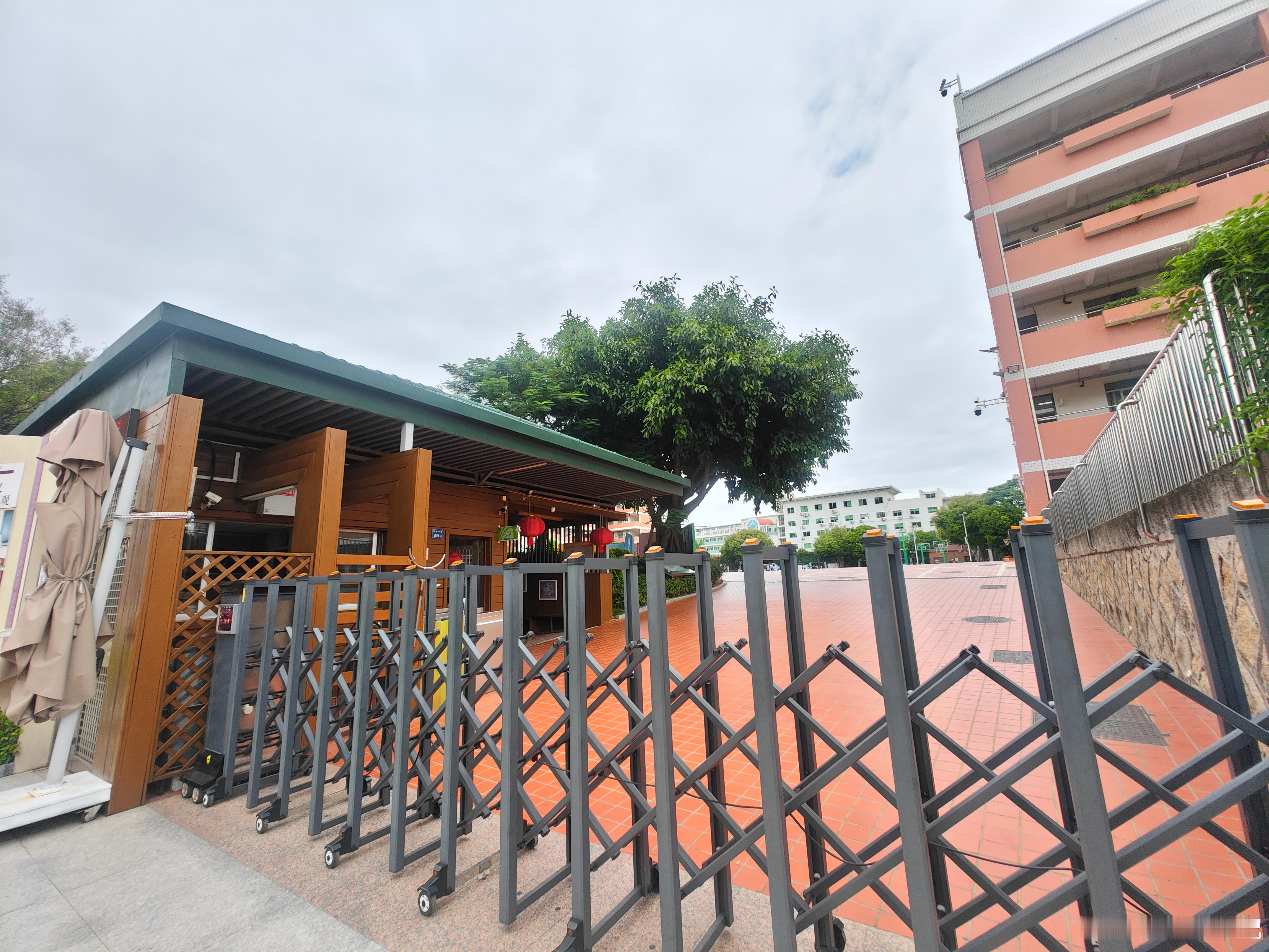 好没一会又咳嗽，一个月请假半个月[捂脸哭]现在又来学校接了​​​