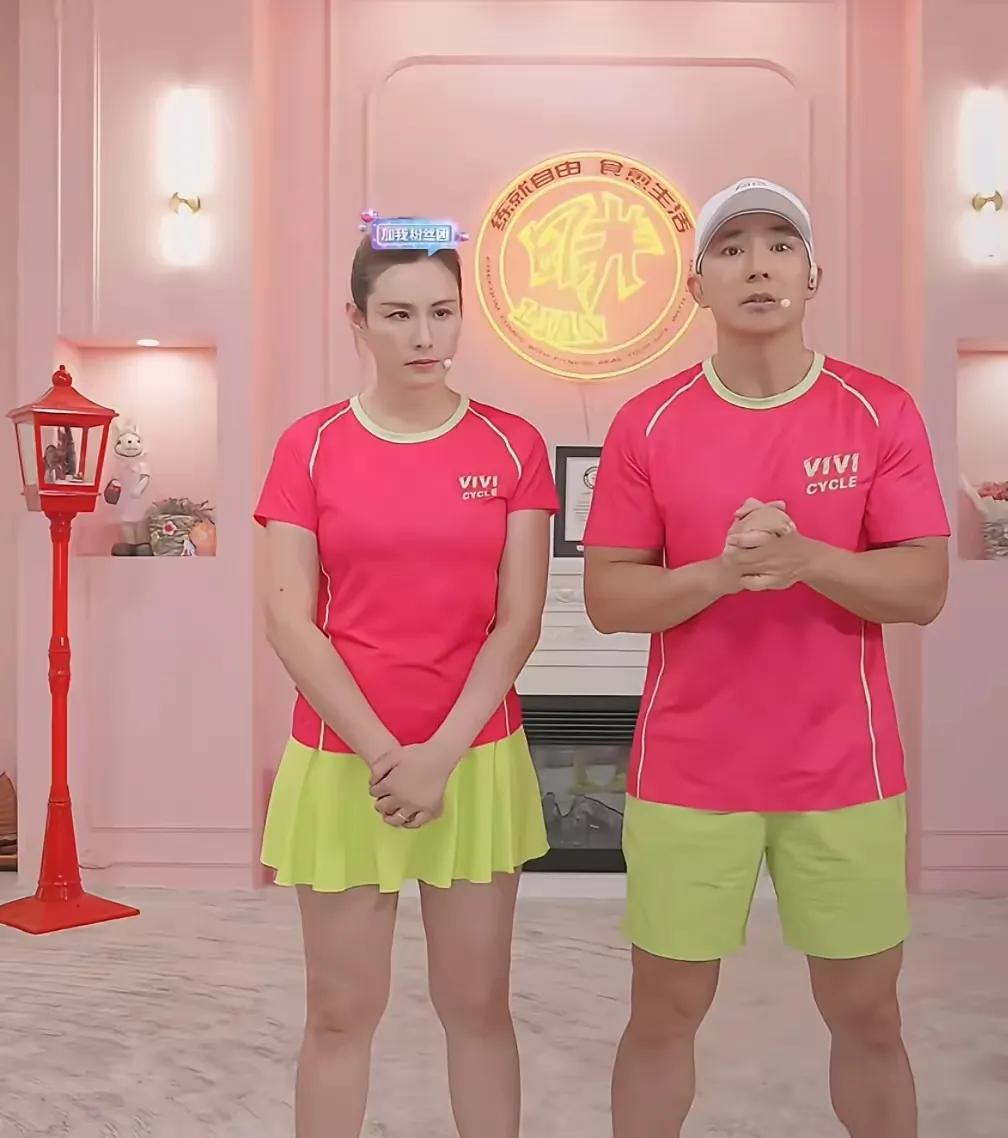 一觉醒来，刘畊宏的天都要塌了！因为他老婆在直播间摔手机，引发众怒！说实话，刘畊