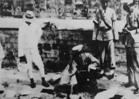 1945年，盗墓贼王绍义闯进了同治皇帝的地宫。穿着龙袍的同治皇帝只剩下一些遗骨，