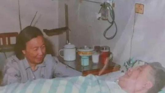 1986年，邓稼先在临终前提出想要在去看一眼天安门，可当他乘坐的轿车驶过天安门时