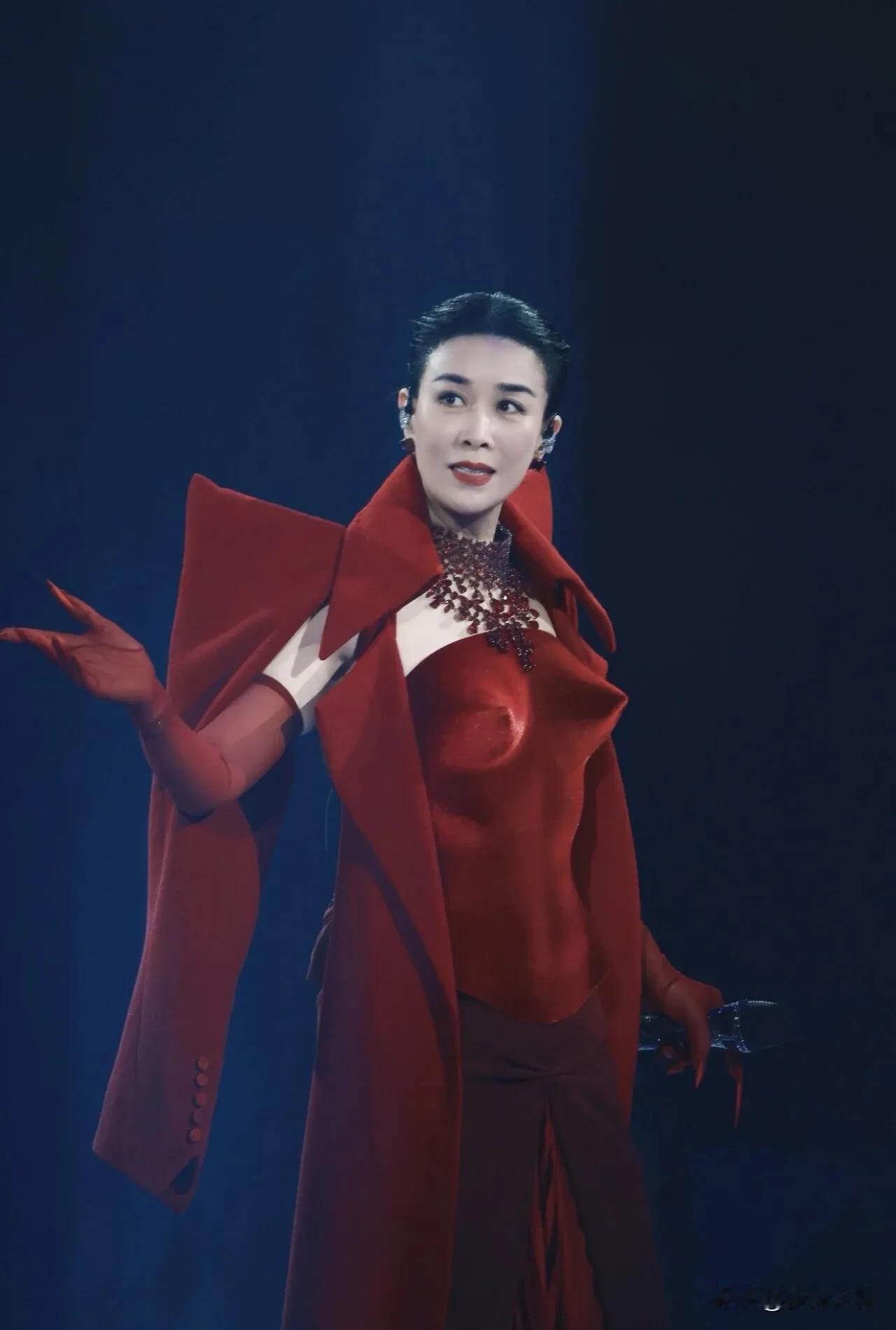 那英演唱会酒红金字塔造型礼服被吐槽！很多女星演唱会性感造型翻车，只有李宇春唯一的