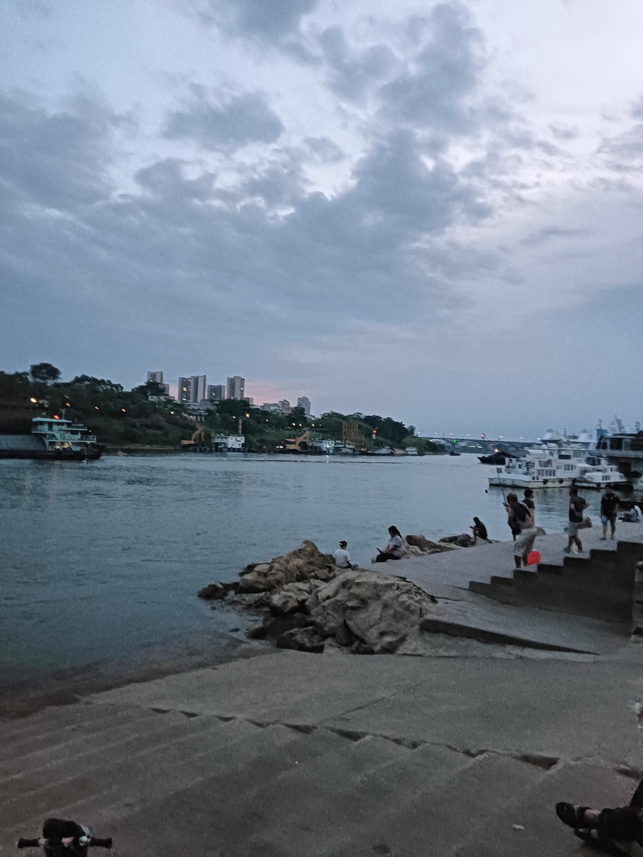 贵港大东码头由于位于老城区网红小吃街旁，也是郁江主航道必经之地，晚上周边市民尤喜