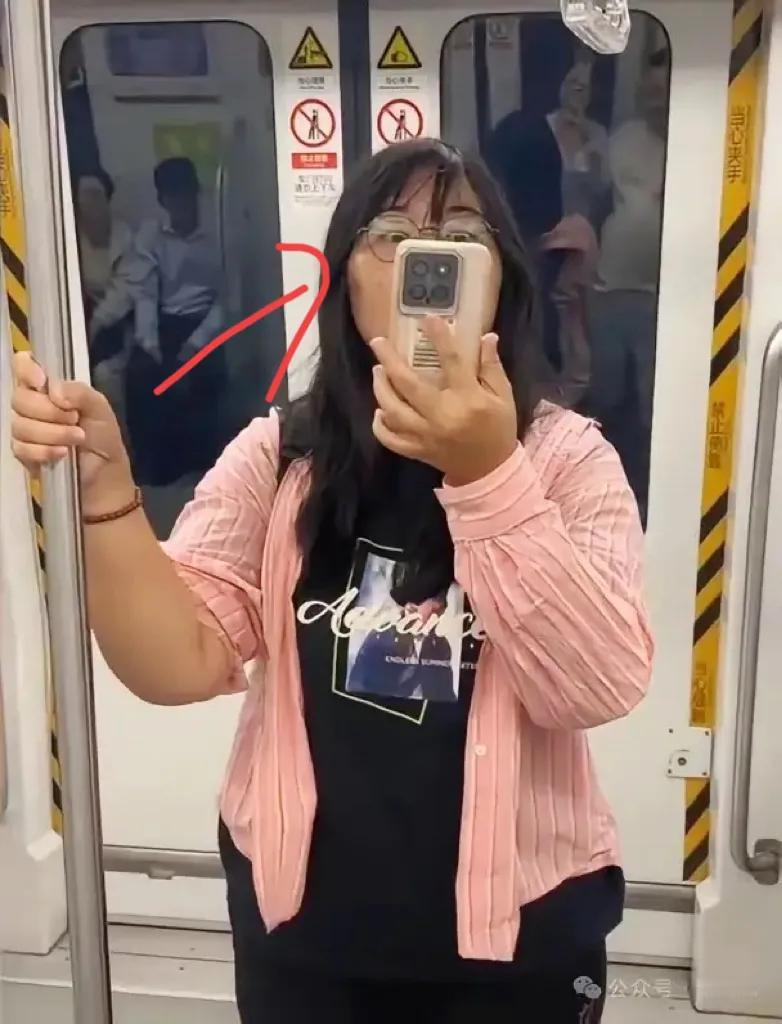 看了南京“鸡鸣寺”这个梗，我真心觉得那位穿粉色衣服的小姐姐有点多虑了，以她的条件