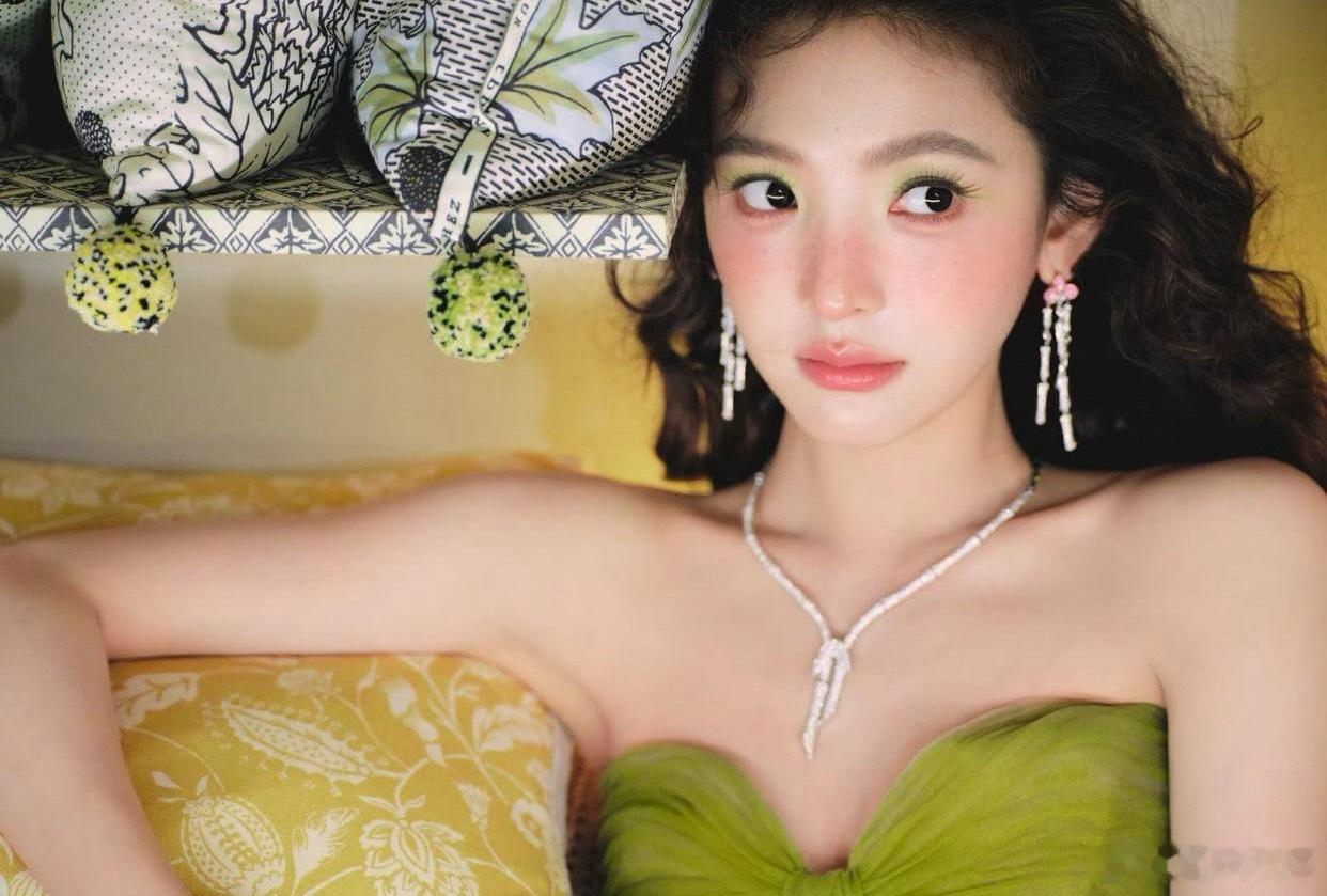 1.章若楠妆容和发型是半永久的，是公司硬性要求，就是女大初恋脸这样的形...
