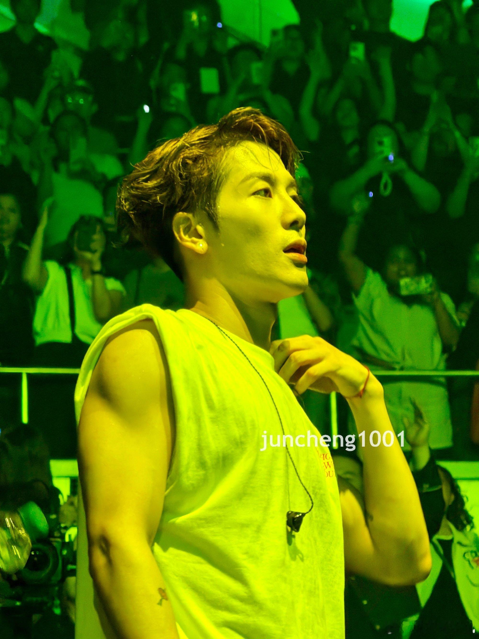 王嘉尔让菲律宾疯狂的男人台下的粉丝举着灯牌和横幅，用尽全力为他应援。而他也用最