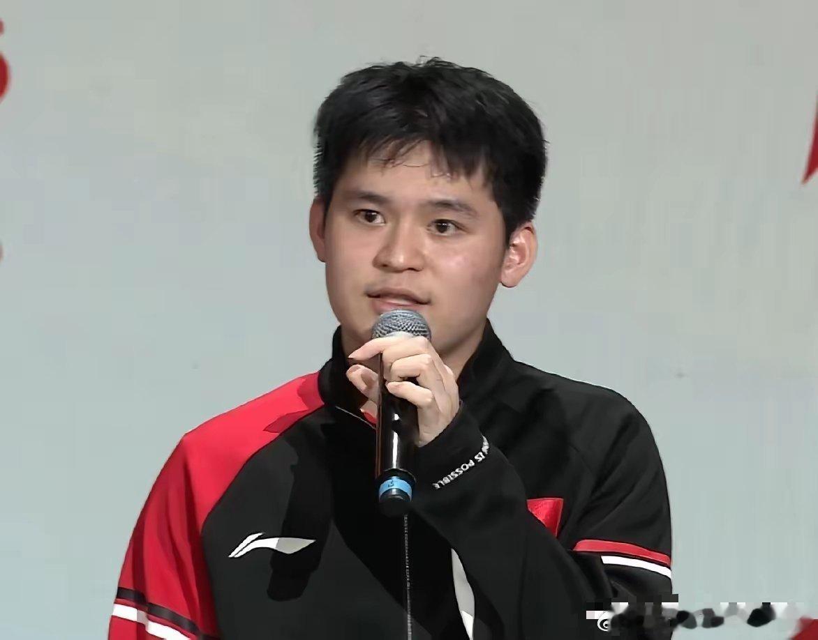 林诗栋发言很官方，先感谢国家，再感谢球队给他上场的机会，又感谢不远万里来看比赛的