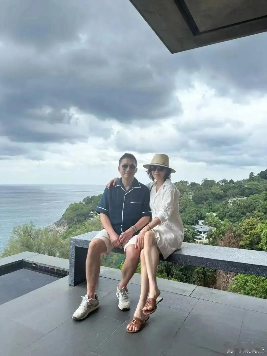 刘嘉玲梁朝伟夫妇泰国旅行照曝光，这腿这身材也太好了！