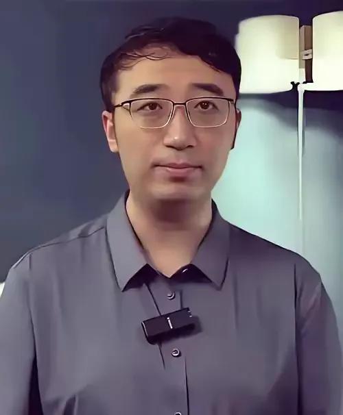 清华北大双料学霸李永乐拒了名企去当中学老师，一句实在话把校长逗得哭笑不得。当年他