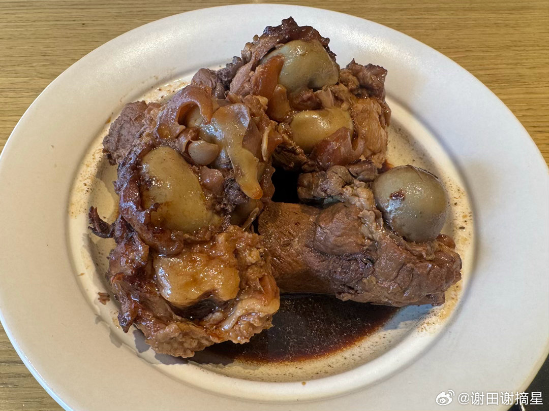 沈阳的必吃榜，奉天小馆，非遗东北菜。出乎意料的不错，棒骨有髓，锅包肉据说是清朝留