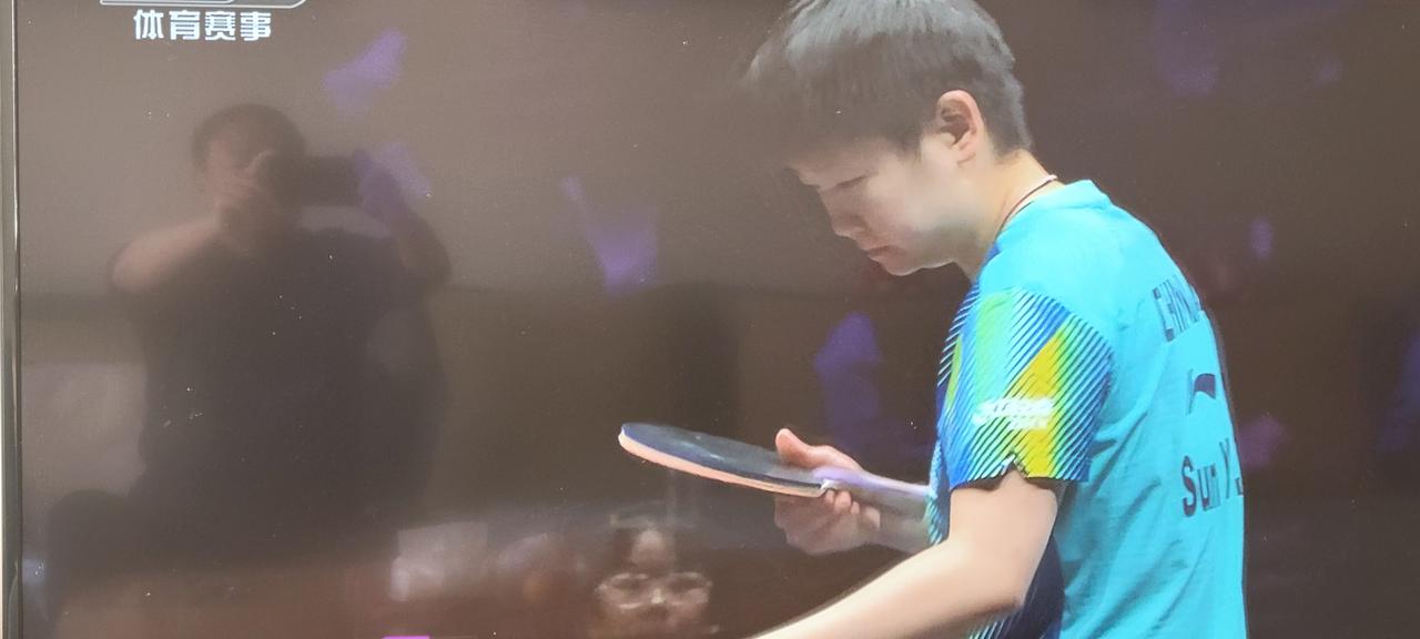 蒯曼的接发球给莎莎带来极大困扰，前三局莎莎大比分1:2暂时落后！第一局莎莎一直