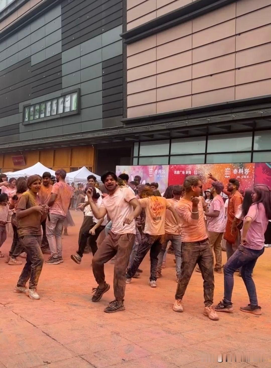 成都环卫工人吐槽印度人自私，为了自己的节日不顾他们的死活！近日，“在成都繁华