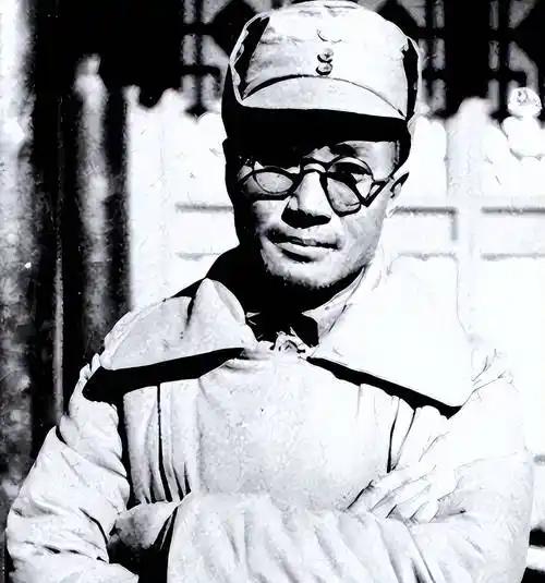 1937年，两个虚弱不堪的红军来到了甘肃镇原县，张口就要见刘伯承，谁知刘伯承刚出