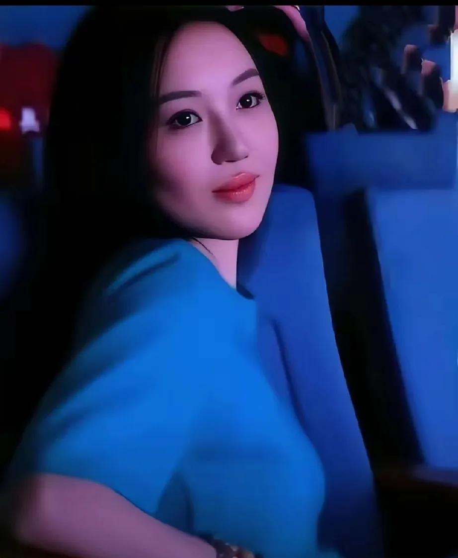 惊爆！王菲女儿李嫣简直美出圈啦！如今的她神似当年某冰冰，高级感拉满，说是大美女中