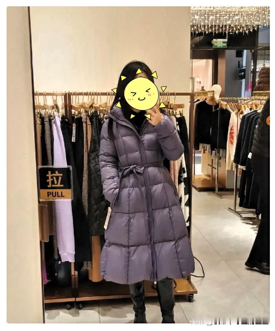一顾客在商场试穿羽绒服，被店员一句“你穿了也买不起”当场怼懵。顾客没生气