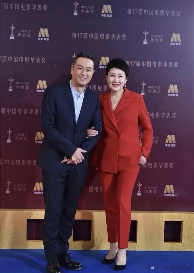 只要不露胳膊，不露胸、不穿超短裙，张凯丽这样正装的打扮还是挺有气质的，毕竟是60